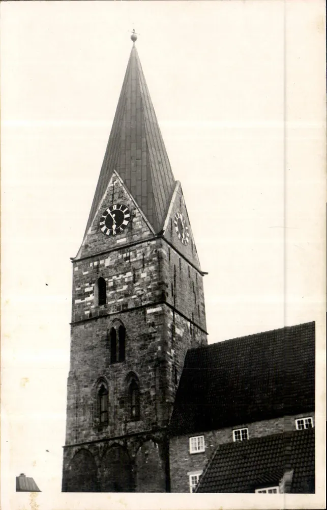 Kirche Saint-Pierre in Lübeck — Turm mit Uhr — Verlag LEONAR, Nr. 61M - Vorderseite