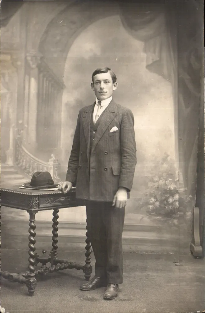Portret van een jonge man — studio — nr. 54116 - Voorkant