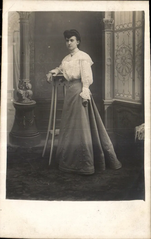 Junge Frau in langer Robe — Fotostudio — Anonyme Ansichtskarte - Vorderseite