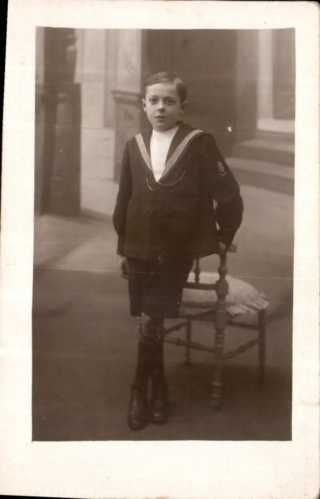 Menino com traje marítimo — estúdio fotográfico — editor não identificado - Frente