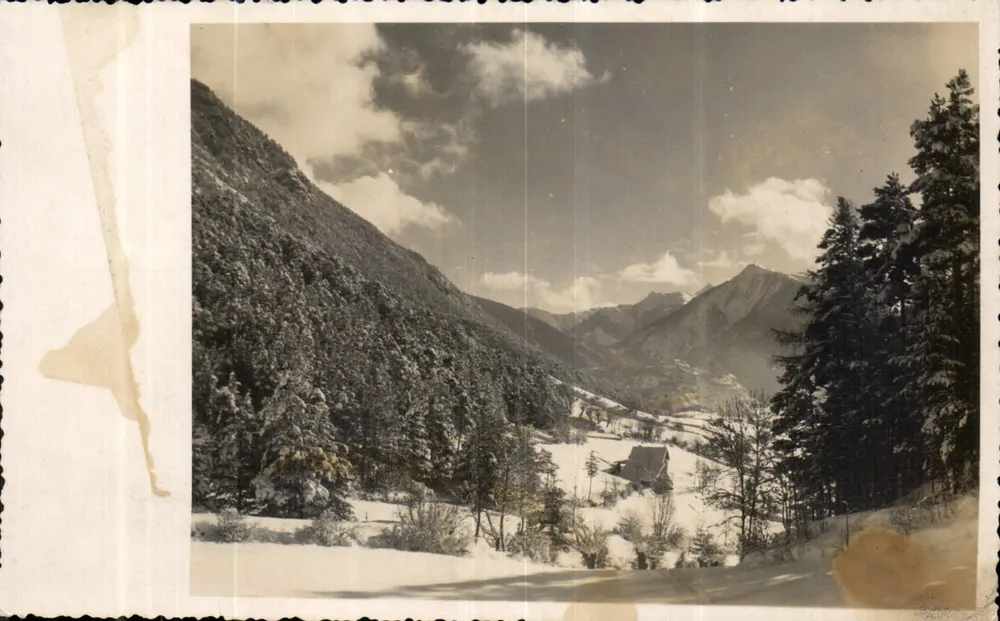 Vale nevado — paisagem invernal com cabana — Brioude, França - Frente