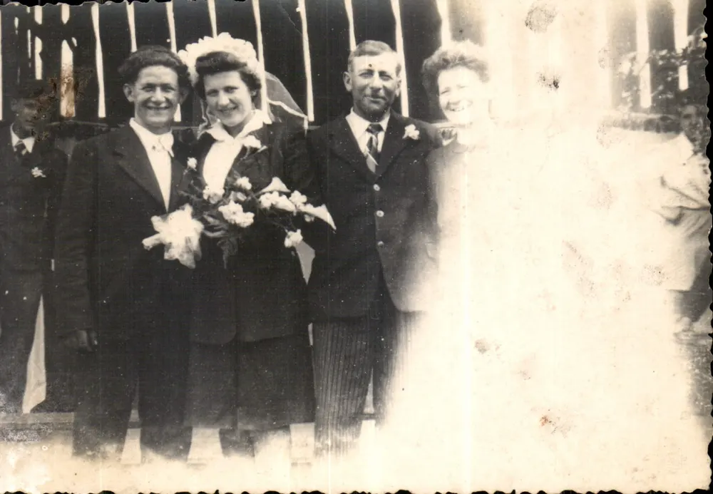 Hochzeit — Gruppe von vier Personen — Anonyme Ansichtskarte - Vorderseite