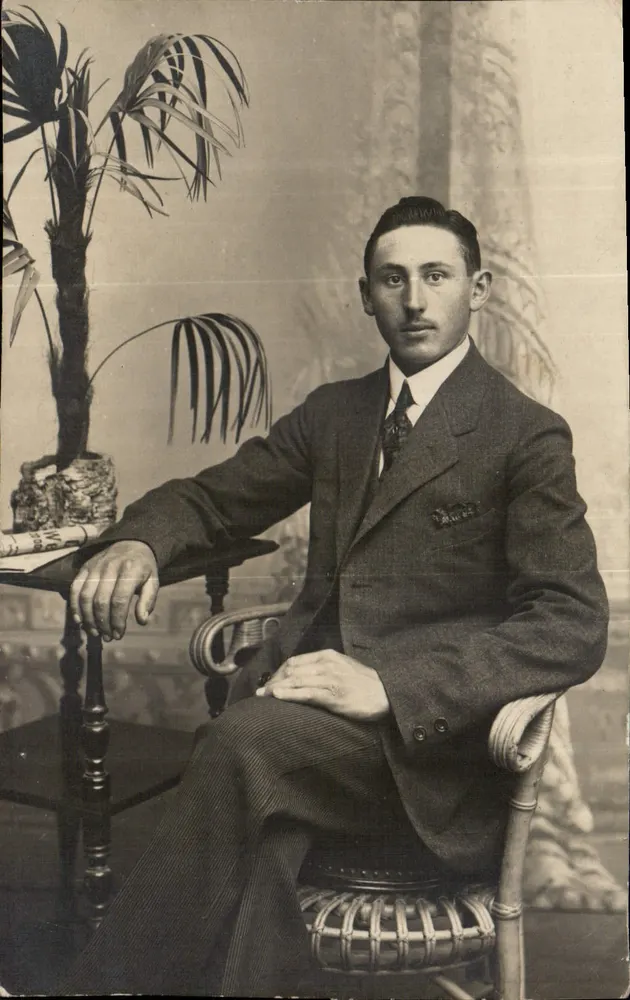 Retrato de um homem em traje — estúdio — n°5 - Frente