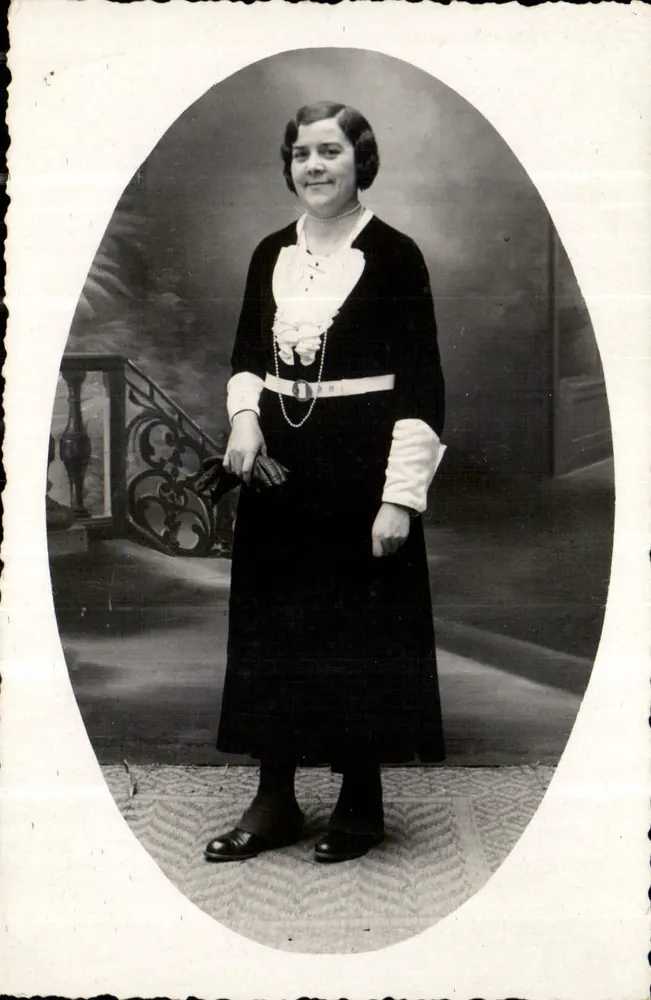 Mulher com vestido preto e colarinho branco — estúdio — n°5 - Frente