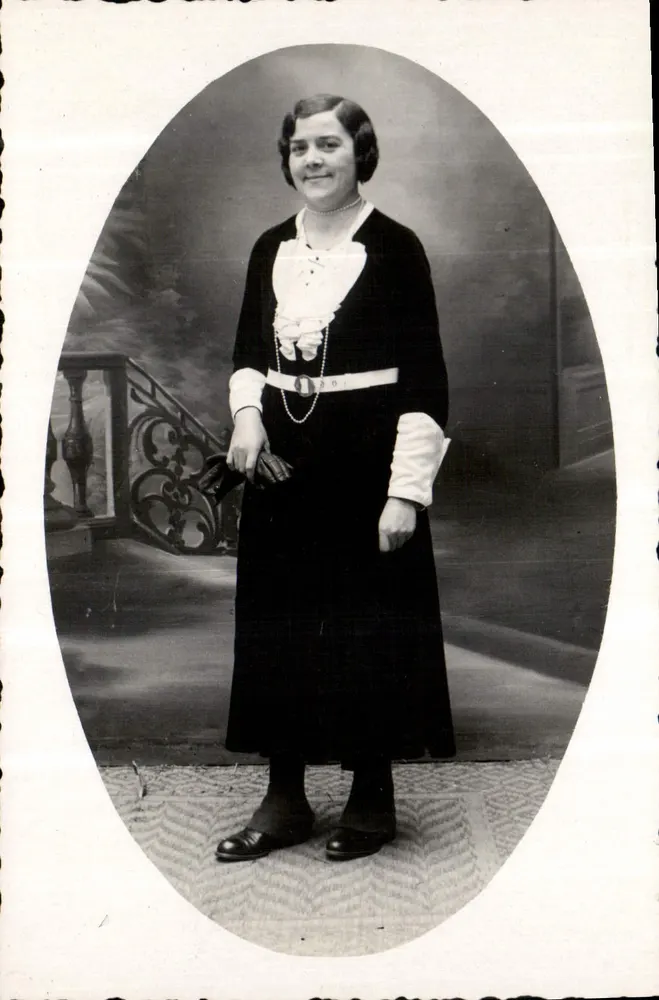 Frau in Schwarzem Kleid — Fotostudio - Vorderseite