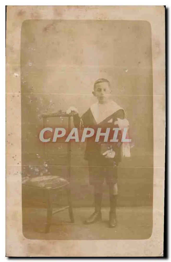 Jovem menino em traje escolar — estúdio fotográfico — sem editor ou número visível - Frente