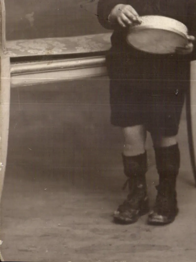 Criança segurando um pandeiro — A. Wilmet, Foto. - Bethel, n°34073 - Frente