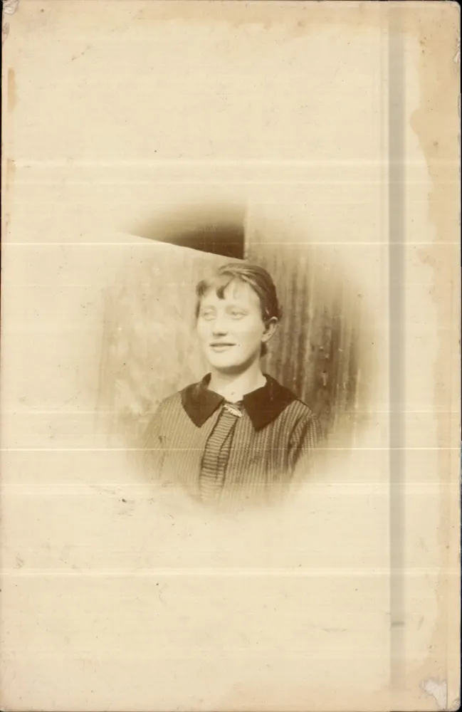 Junge Frau — Portrait — Ansichtskarte - Vorderseite