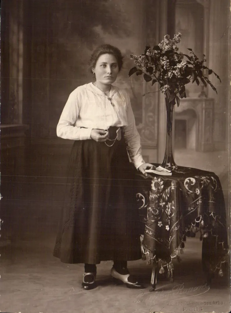 Frau in historischem Kleid — Studio — La Photo Ruppers, Paris - Vorderseite