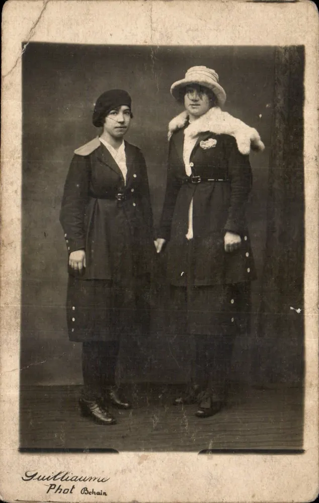 Duas mulheres — estúdio — Guilhiaume Phot Bohain - Frente