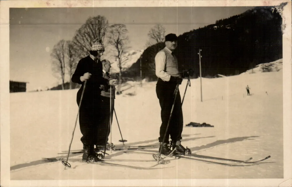 Zwei Skifahrer in den Bergen — Grindelwald, Schweiz — R. Schudel, Photo Grindelwald - Vorderseite