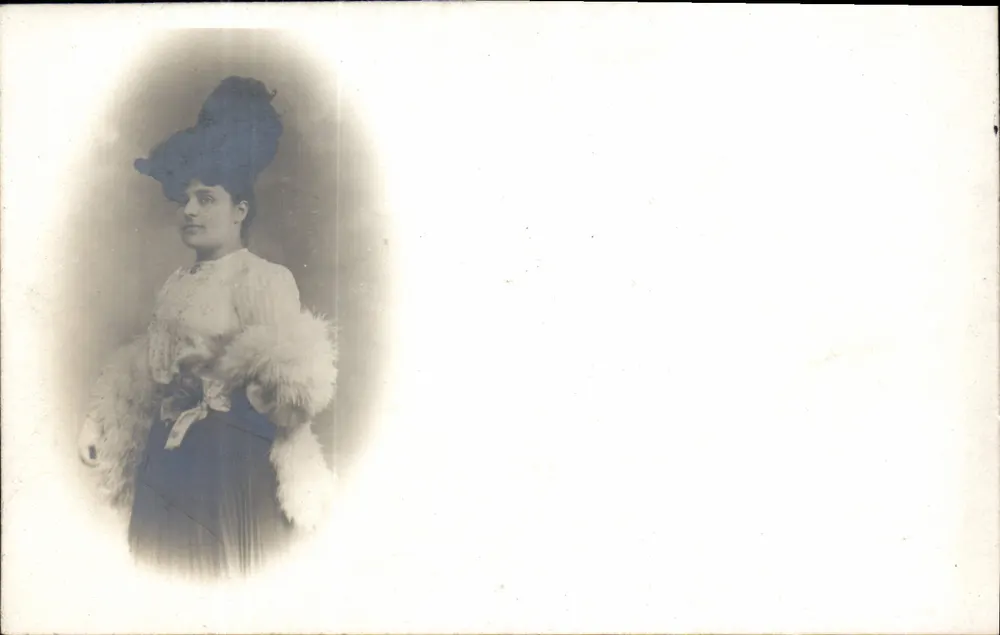 Mulher com chapéu elegante — roupa com colarinho alto e pelúcia — Photo-Cartes, Paris - Frente