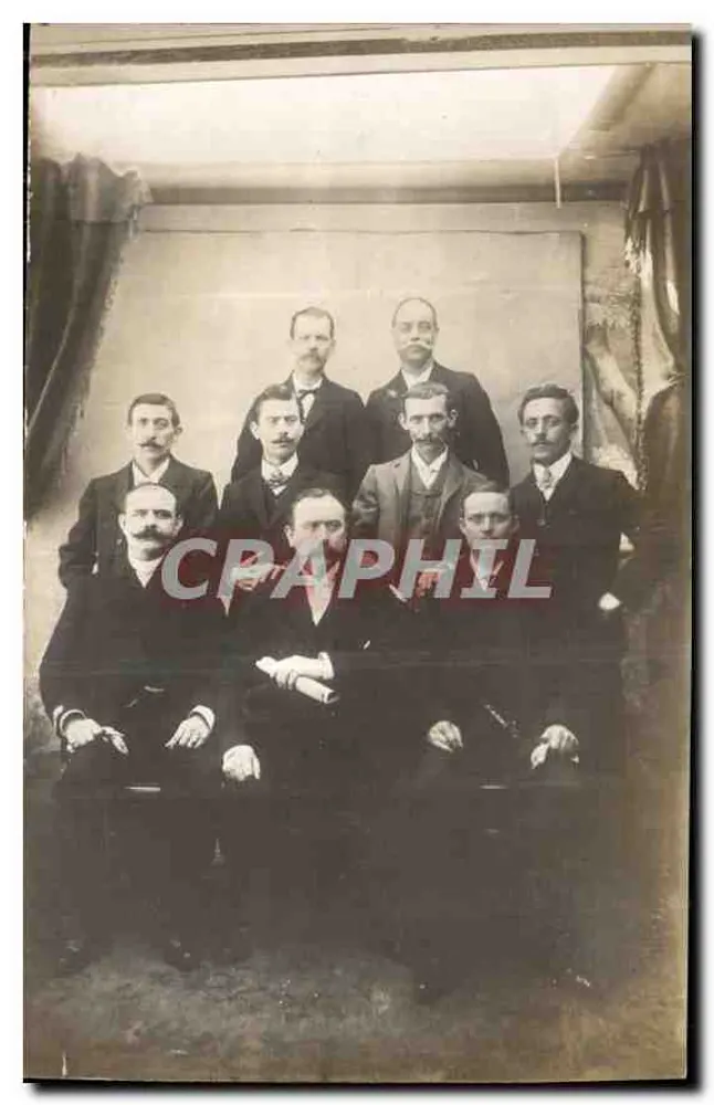 Grupo de dez homens em traje — estúdio fotográfico — sem editor ou número visível - Frente