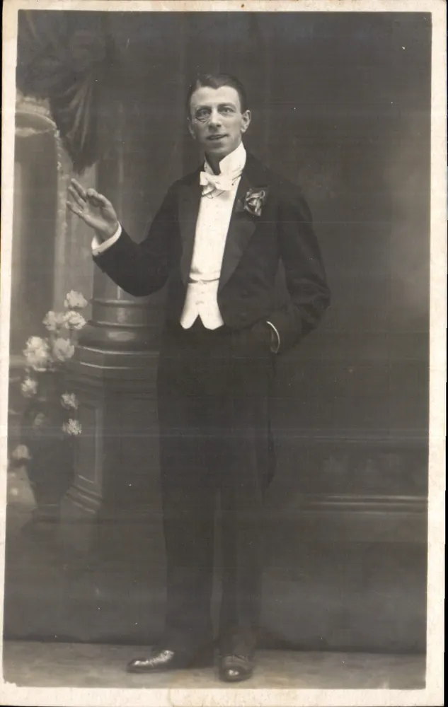 Retrato de um homem em smoking — estúdio — editor Goullon - Frente