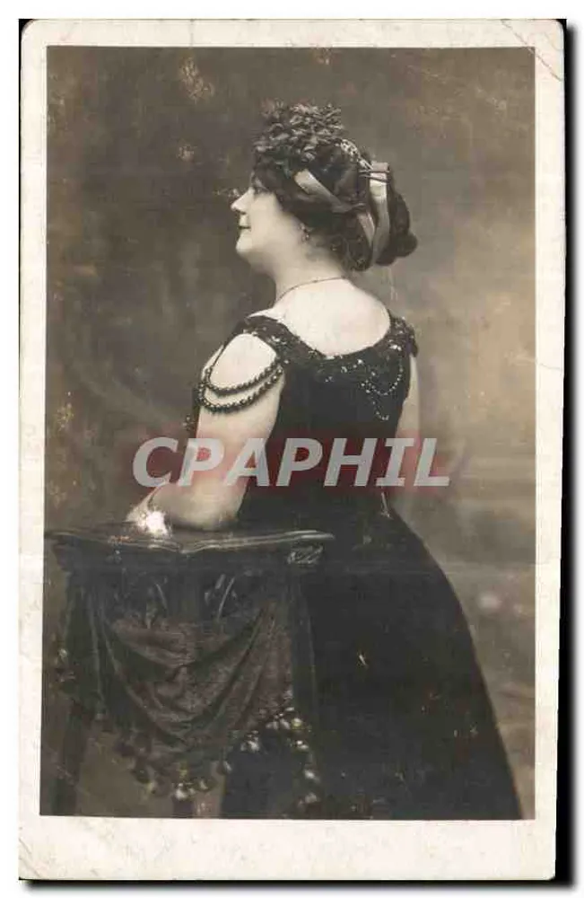 Frau in schwarzem Kleid mit Perlen — Photo Panajoe, Frankreich — Photo Panajoe, Périgueux - Vorderseite