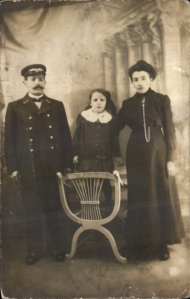 Familie — Portraitstudio — unbekannter Verleger - Vorderseite