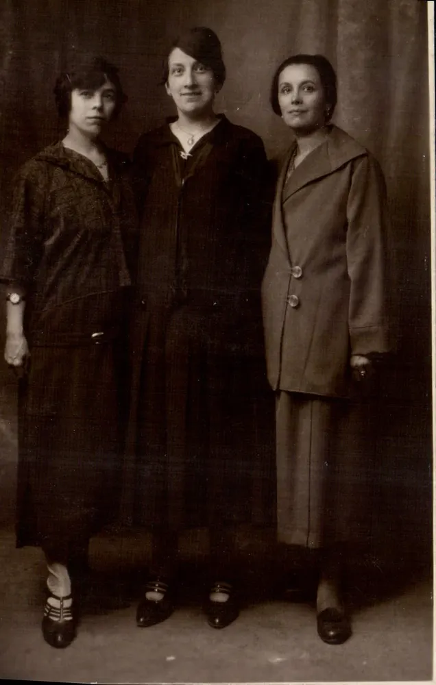 Três mulheres — estúdio de retratos — A. Pasquino, Paris - Frente