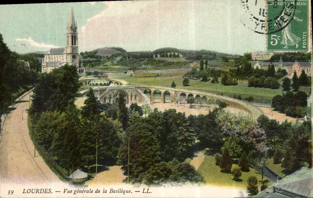 LOURDES. — Vista geral da Basílica. — LL. - Frente