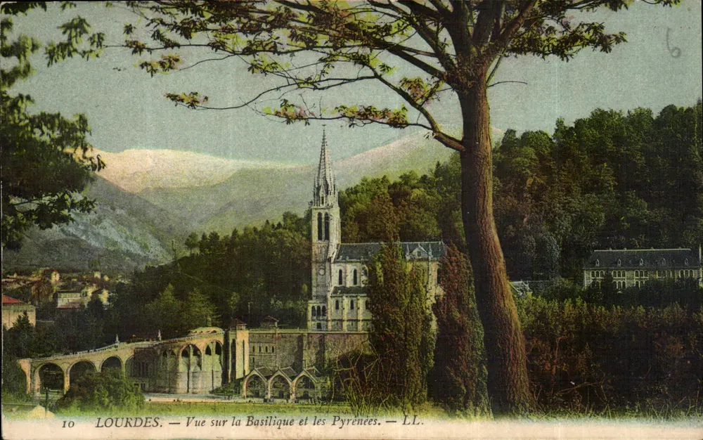 Lourdes — Ansicht der Basilika und der Pyrenäen — LL. - Vorderseite