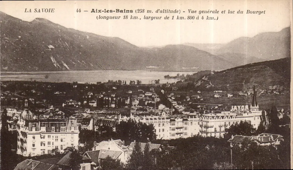 Aix-les-Bains (258 m. de altitude) — Vista geral e lago do Bourget — A Savóia - Frente