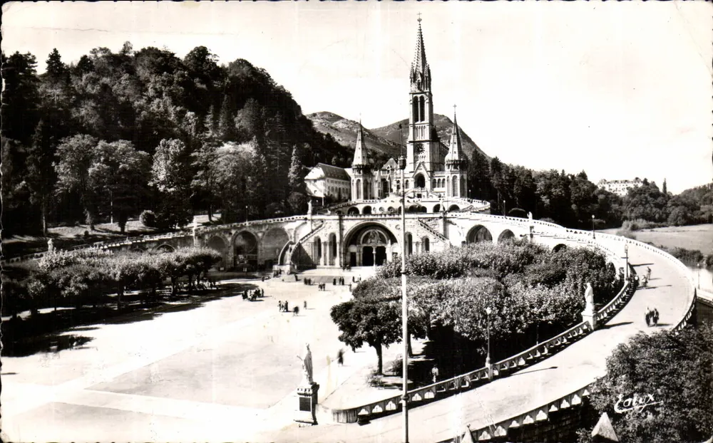 Lourdes — A Basílica e a Esplanada — Edit. P. Doucet - Frente