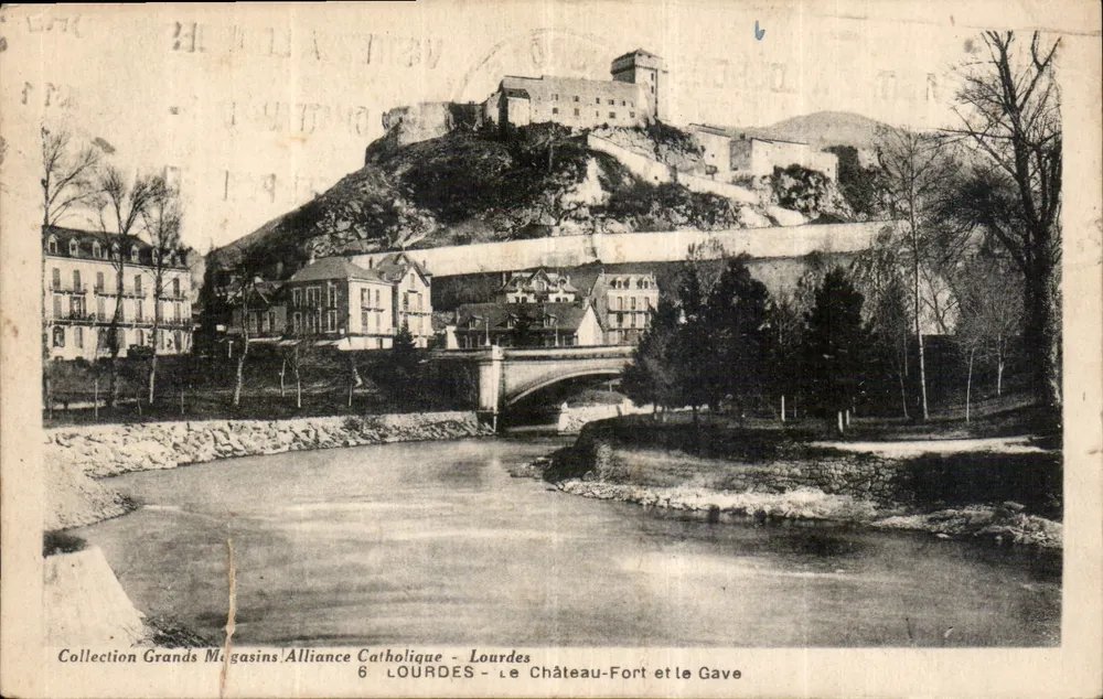 Lourdes - Das Schloss-Festung und der Gave — Sammlung Grands Magasins Alliance Catholique, Nr. 6 - Vorderseite