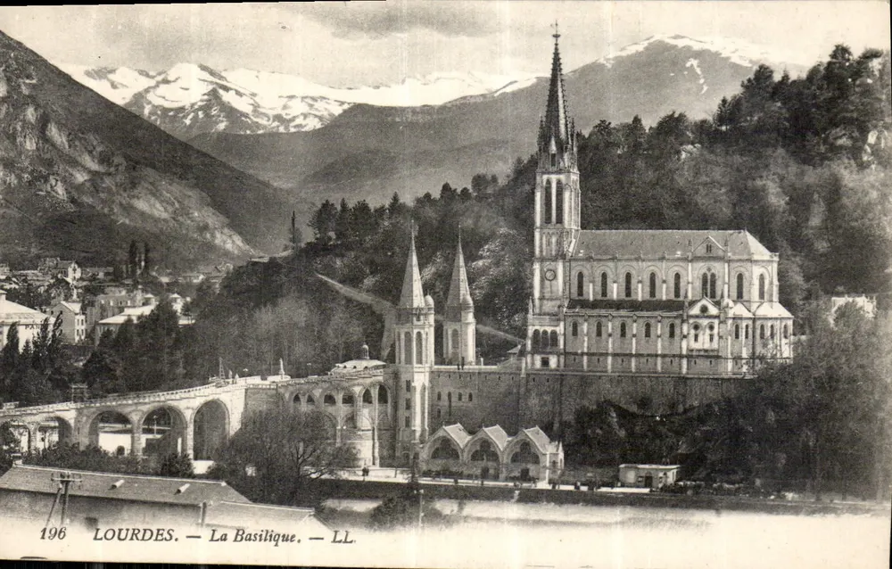 Lourdes — A Basílica — LL - Frente