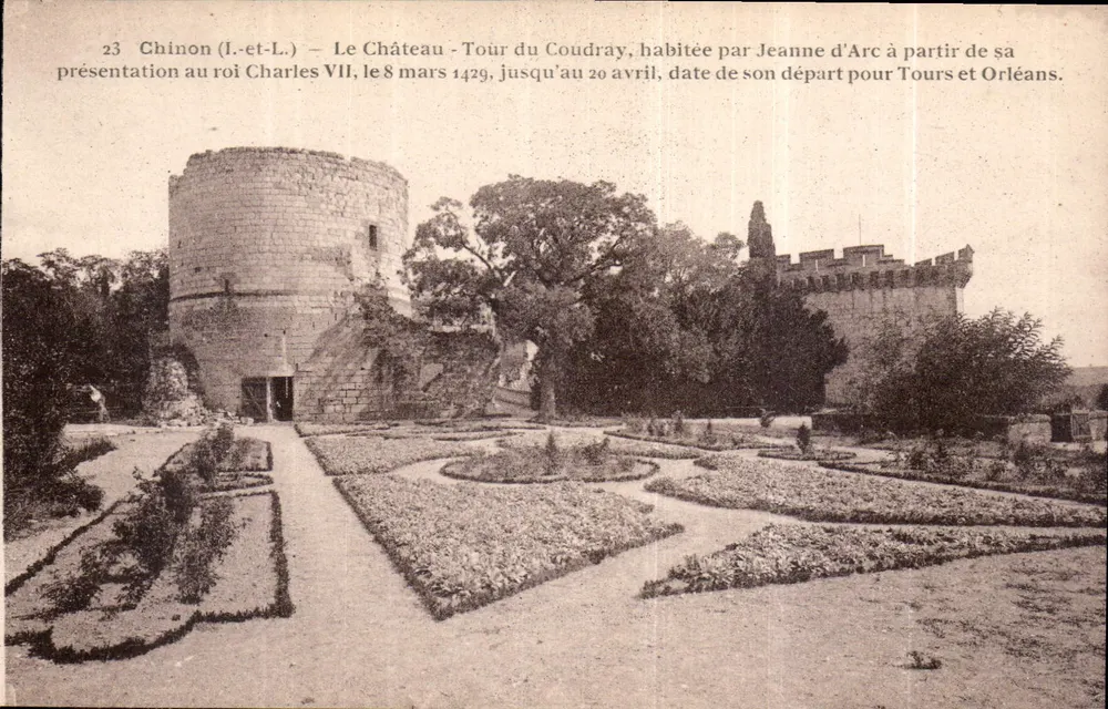 Chinon (Indre-et-Loire) — Le Château - Tour du Coudray, habitée par Jeanne d'Arc de sa présentation au roi Charles VII le 8 mars 1429 jusqu'à son départ pour Tours et Orléans le 20 avril. - Vorderseite