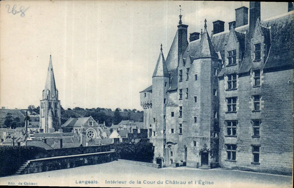 Langeais — Innenansicht des Schlosshofes und der Kirche — Edit du Château - Vorderseite