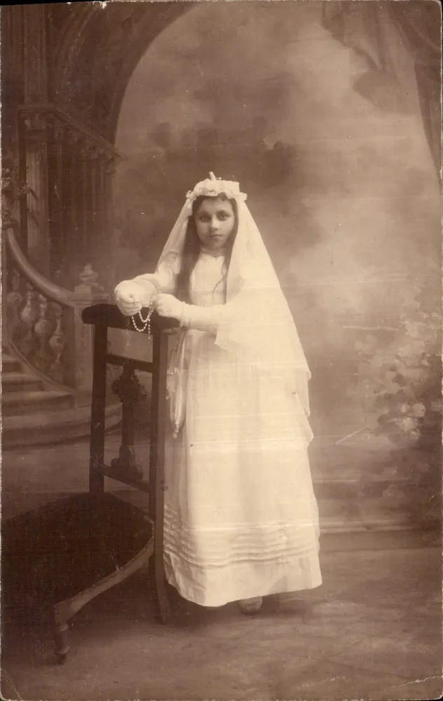 Festa da primeira comunhão — menina em vestido branco e véu — n°5 - Frente
