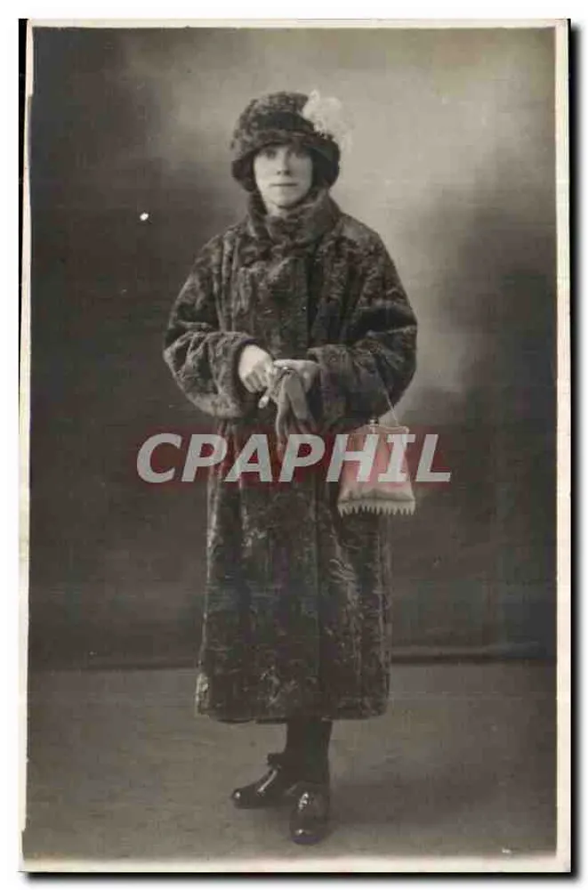 Mulher com capa de pele — retrato de estúdio — Photo Muguet, Paris - Frente