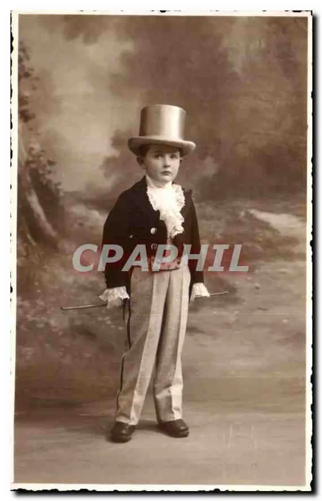 Criança vestindo traje de dandy — chapéu alto e bengala — editor desconhecido - Frente