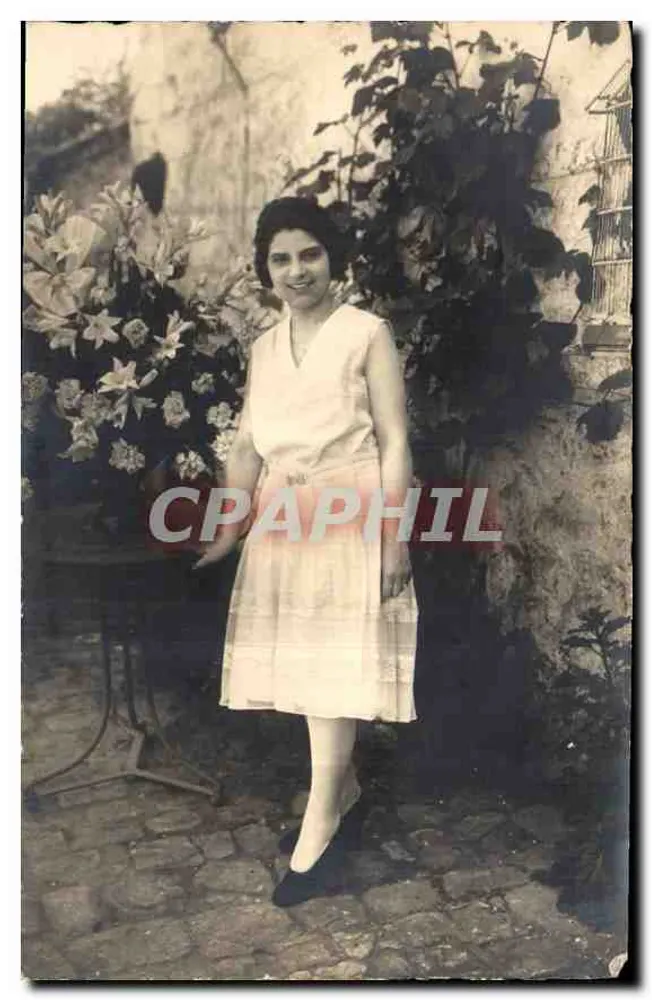 Lächelnde Frau in hellen Kleidern — Garten mit Blumen und Käfig — Ansichtskarte datiert 8. Juni 1930 - Vorderseite
