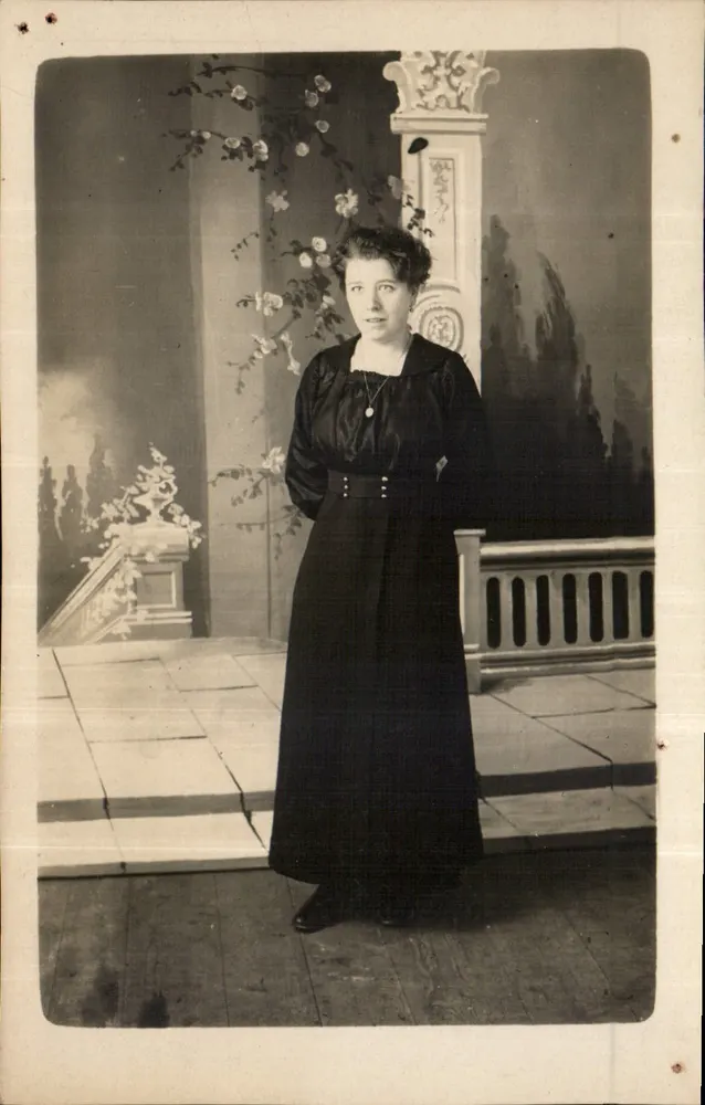 Mulher em vestido preto — estúdio fotográfico — editor desconhecido, n° de série 5 - Frente