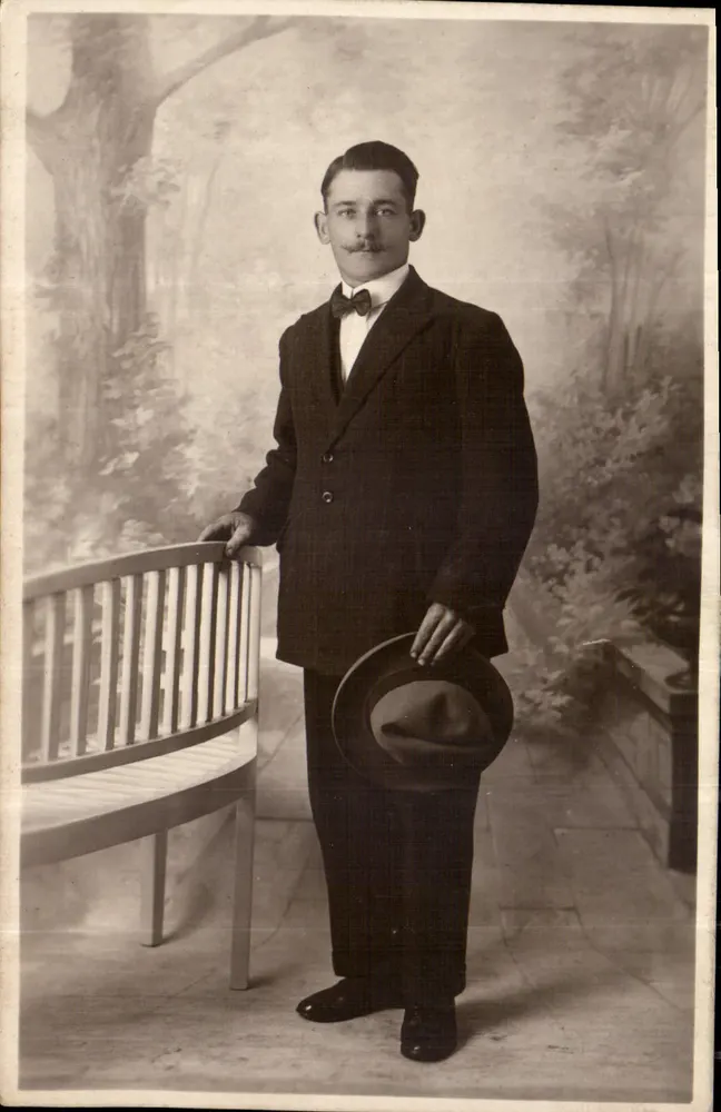 Retrato de um homem com traje — estúdio — IDEAL PHOTO Cie, Berchem - Frente