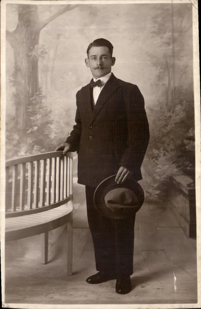 Retrato de um homem com terno — estúdio — IDÉAL PHOTO Cie, 24 rue des Trois Rois, Berchem - Frente