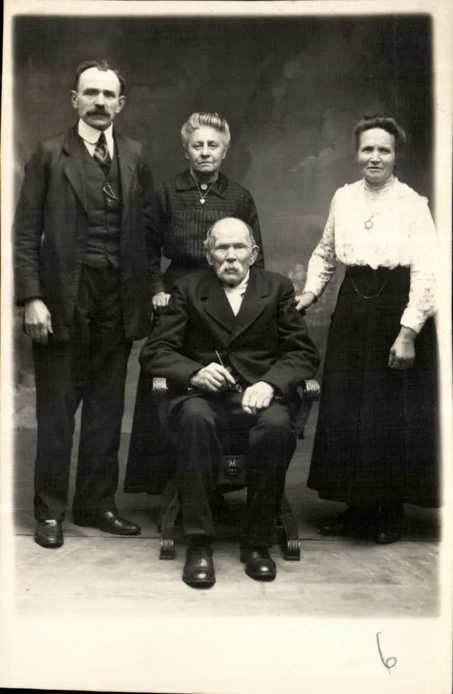 Retrato de família — editor desconhecido, n° de série 6 - Frente