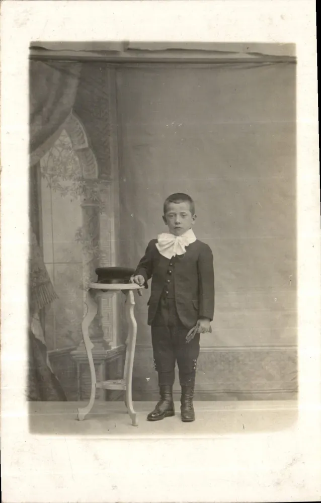 Criança em traje formal — estúdio fotográfico — Carte postale - Frente