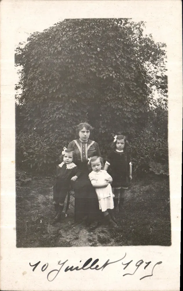 Familie im Garten — 10. Juli 1915 — kein Verlag oder Serie sichtbar - Vorderseite