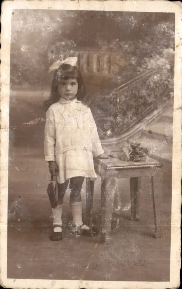 Menina com traje da época — decoração interna — editor desconhecido - Frente