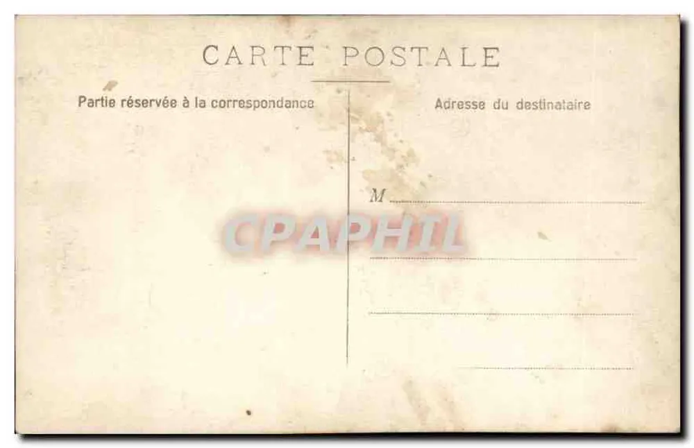 Giovane ragazzo in abito sacerdotale — all'interno di una chiesa gotica — editore non identificato - Verso