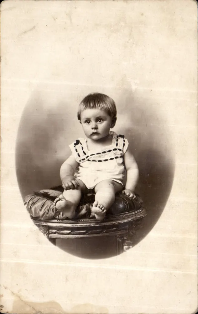 Bebê sentado — fotografia de estúdio — Carte postale - Frente
