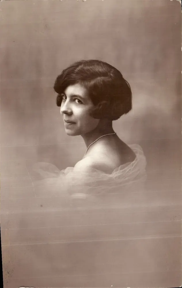 Porträt einer Frau — Ära 1910-1920 — unbekannter Verlag - Vorderseite