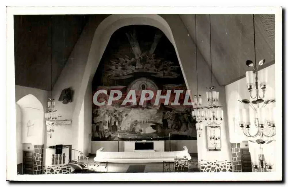 Interior de uma igreja — fresco mural e lustres - Frente