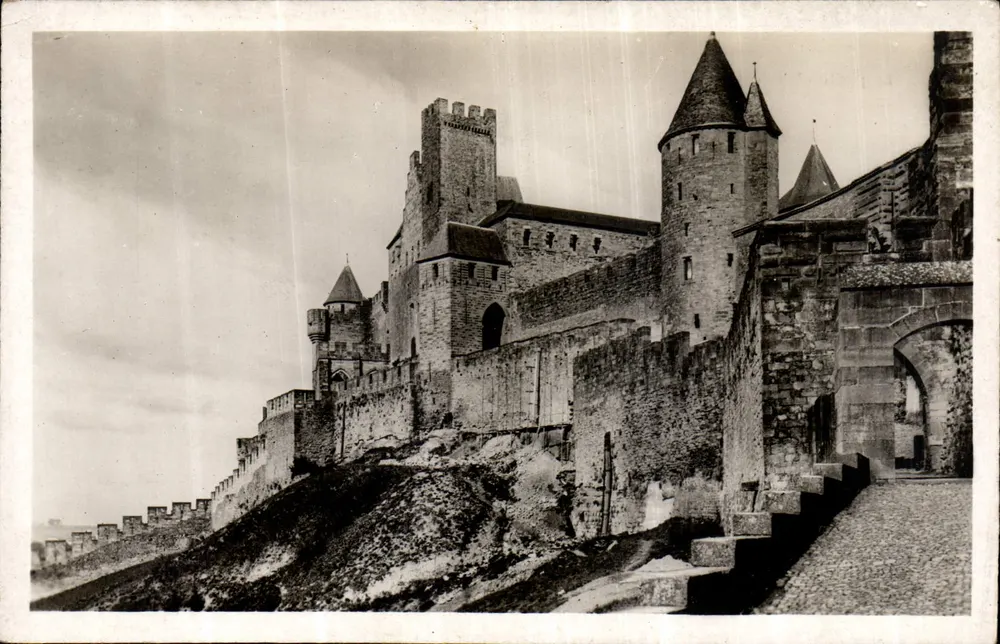 Cidade de Carcassonne — A porta de Aude — Sarv Commercial, Paris - Frente
