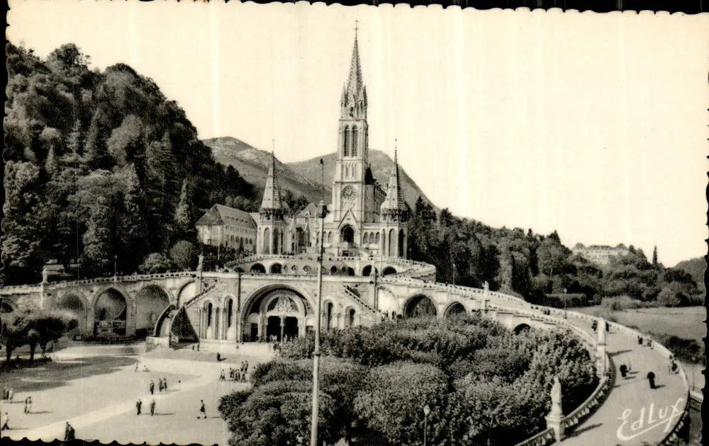 Lourdes — A Basílica e a Esplanada — Edição P. Doucet - Frente