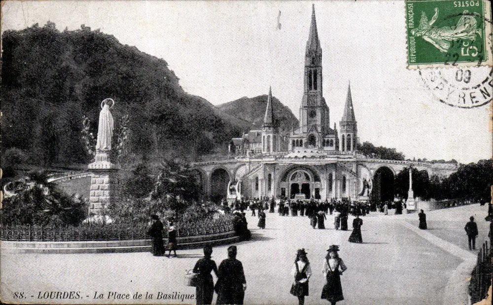 LOURDES - A Praça da Basílica — Loja da Aliança Católica em Lourdes, n°88 - Frente