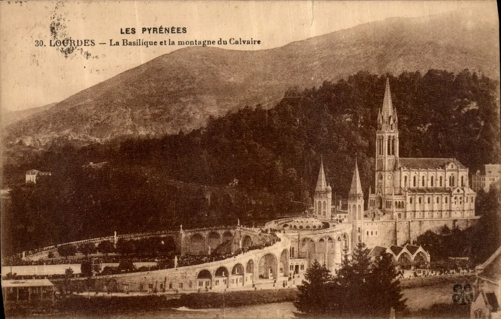 Lourdes — Die Basilika und der Berg Calvary — Verlag Les Pyrénées, Nr. 30 - Vorderseite