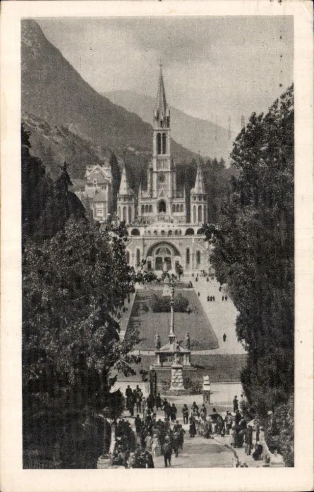 Lourdes — De Basiliek en de Esplanade van de processies — Uitgave Quinault, n°23 - Voorkant