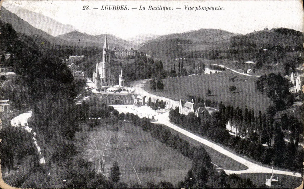 Lourdes — A Basílica — Vista aérea — Editor: L'Affaire Catholique à Lourdes, n° 28 - Frente